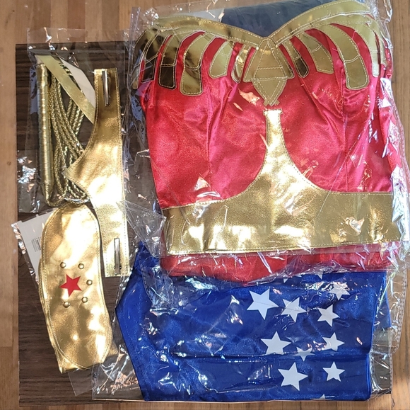 Linda Carter Wonder Woman Cosplay - Picture 3 of 3